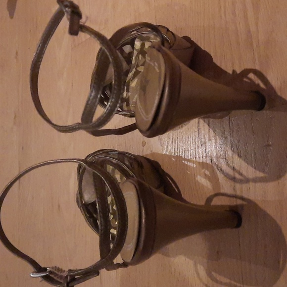 Beautiful Gold Shoes - Picture 6 of 6